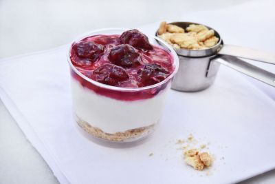 Cheesecake λεμόνι με μπισκότο λεμονιού & βύσσινο